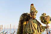 Person in venezianischem Kostüm während des Karnevals in Venedig, Venedig, Italien