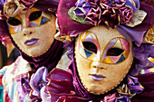 Personen in venezianischen Kostümen während des Karnevals in Venedig, Venedig, Italien