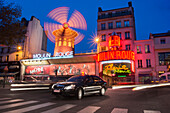 Moulin Rouge in der Abenddämmerung,Paris,Frankreich