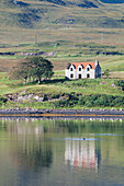 Ein einsames Haus entlang der Küste des Wassers, Skye, Schottland