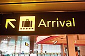 Ankunftsschild in einem Flughafenterminal, Singapur