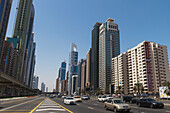 Blick entlang der Sheikh Zayed Road, Dubai, Vereinigte Arabische Emirate