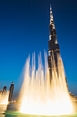 Springbrunnen-Display vor dem Burj Khalifa bei Sonnenuntergang,Dubai,Vereinigte Arabische Emirate