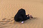 Mann im schicken Anzug mit Kopf im Sand,Dubai,Vereinigte Arabische Emirate
