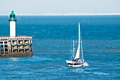 Segelboot segelt am Leuchtturm vorbei,Calais,Frankreich