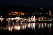 Heidelberger Schloss und die alte Neckarbrücke bei Nacht beleuchtet,Heidelberg,Deutschland