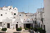 Traditionelle apulische Architektur mit Antennen auf den Dächern, Martina Franca, Apulien, Italien