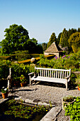 Eine Bank in den Gärten, Milton Lodge Gardens, Wells, Somerset, England