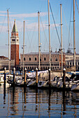 Dogenpalast und Markusplatz von der Insel San Giorgio Maggiore und ihrem Yachthafen aus, Venedig, Italien