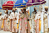 Priester mit Kopien der Tabot (Steintafeln) während Timkat (Dreikönigstag) vor der Kirche Unserer Lieben Frau Maria von Zion, Axum, Tigray, Äthiopien