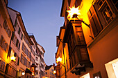 Einzigartige Lichterketten, die außerhalb von Wohngebäuden zur Weihnachtszeit beleuchtet werden, Stadt Zürich, Zürich, Schweiz