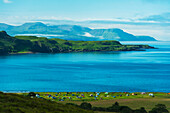 Blick über den Campingplatz Glen Brittle mit der Isle Of Rum im Hintergrund, Isle Of Skye, Schottland