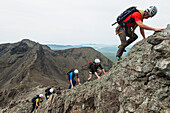 Kletterer beim Aufstieg zum Grat von Am Basteir in den Black Cuillin, Isle Of Skye, Schottland