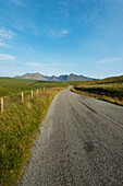 Blick entlang der Straße zwischen Carbost und Glen Brittle in Richtung der Black Cuillin, Isle Of Skye, Schottland