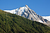 Oberhalb des Chamonix-Mont-Blanc-Tals, mit dem Mont-Blanc-Massiv und der Aiguille Du Midi im Hintergrund, Frankreich