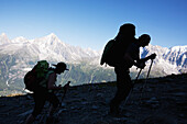 Wanderer über dem Chamonix-Mont-Blanc-Tal, mit dem Mont-Blanc-Massiv im Hintergrund, Frankreich