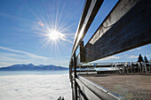 Eine Terrasse über den Wolken mit Blick auf die Schweizer Alpen, Locarno, Tessin, Schweiz