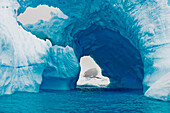 Dramatischer blauer Eistunnel in einem Eisberg in der Cierva-Bucht im Südpolarmeer, Antarktis