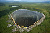 Durch Vulkanexplosion entstandener Kratersee im Queen Elizabeth National Park in Uganda,Uganda