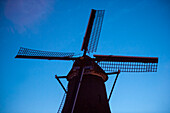 Windmühle und Flügel vor blauem Himmel in Zaanse Schans, einem historischen Windmühlenviertel in Amsterdam, Amsterdam, Niederlande