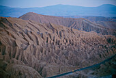 Die Wüste überwuchert die einzige Straße von Calama nach San Pedro de Atacama, den Paso de Jama Highway in der Atacama-Wüste in Chile, Chile