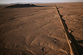 Luftaufnahme des Pan-American Highway, der die Atacama-Wüste halbiert, Chile