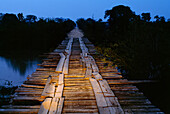 Holzbrücke über das Überschwemmungsgebiet in der Pantanal-Region von Brasilien,Pantanal,Brasilien
