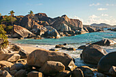 Blick auf die großen Felsbrocken an der Küste von The Baths, einem berühmten Strand auf den BVI, Virgin Gorda, Britische Jungferninseln, Karibik