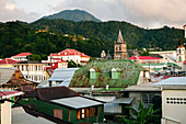 Blick vom Dach auf die Hauptstadt Roseau auf der Karibikinsel Dominica, Roseau, Dominica, Karibik