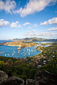 Berühmter Blick von Shirley Heights auf Antiguas dramatisch geformte Küstenlinie,English Harbour,Antigua,Karibik