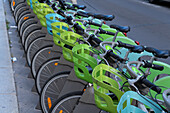 Elektrofahrräder, die in einer Reihe entlang der Straße geparkt sind und in Paris gemietet werden können,Paris,Frankreich