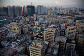 Moderne Architektur umgibt ältere Gebäude in Shenzhen, Shenzhen, Guangdong, China