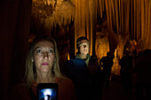 Mann und Frau beleuchtet bei der Erkundung der Luray Caverns, Luray, Virginia, Vereinigte Staaten von Amerika