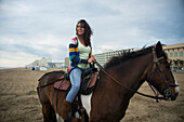 Junge Frau auf dem Pferderücken in Virginia Beach,Virginia,USA,Virginia Beach,Virginia,Vereinigte Staaten von Amerika
