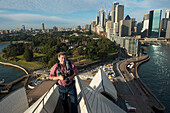 Fotograf auf der Spitze des Opernhauses von Sydney in Sydney, Australien, Sydney, New South Wales, Australien