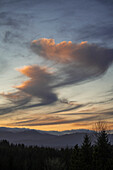 Virgawolken während eines winterlichen Sonnenuntergangs über den Black Hills, Capitol State Forest in der Nähe von Olympia, Washington, USA, Washington, Vereinigte Staaten von Amerika