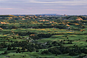 Frühlingsblick auf die Badlands des Painted Canyon im Theodore Roosevelt National Park, North Dakota, Vereinigte Staaten von Amerika