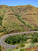 Ein Auto beim Abbiegen auf einem kurvenreichen Abschnitt des Highway 129 im östlichen Washington nahe der Grenze zu Oregon, Clarkston, Washington, Vereinigte Staaten von Amerika