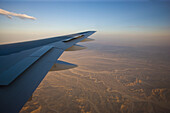 Blick aus dem Flugzeugfenster beim Anflug auf Luxor, Luxor, Ägypten