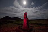 Moai bei Nacht unter dem Licht des Mondes auf der Osterinsel bei Tongariki, Chile, Osterinsel, Isla de Pascua, Chile