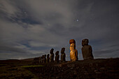 Moai stehen als Silhouetten unter dem Nachthimmel auf der Osterinsel in der Tongariki-Stätte, Chile, Osterinsel, Isla de Pascua, Chile