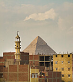 Moschee-Minarett und die Große Pyramide von Gizeh in Ägypten, Gizeh, Ägypten