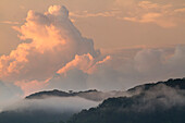 Blick auf Golfito, das in Nebel und Wolken gehüllt ist,Golfito,Costa Rica