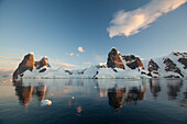 Spiegelungen von Klippen und Bergen im Lemaire-Kanal, Antarktis