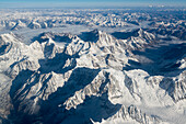 Blick auf die zerklüfteten Gipfel des Himalaya-Gebirges aus einem Flugzeug auf dem Weg nach Tibet von Süden her, Tibet