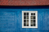 Altes Holzfenster in einem blau gestrichenen Blockhaus, Sisimiut, Grönland