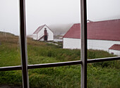 Gebäude durch ein Fenster gesehen, im Fischerei-Außenposten von Battle Harbour in Atlantik-Kanada, Battle Harbour, Neufundland und Labrador, Kanada