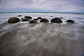 Langzeitbelichtung der Moeraki Boulders entlang des Koekohe Beach auf der Südinsel von Neuseeland, Hampden, North Otago, Neuseeland