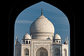 Opulente Schönheit des Taj Mahal und Blick auf den Eingang, Agra, Uttar Pradesh, Indien