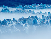 Zerklüftete Eisformationen auf den Eisbergen am Ilulissat-Eisfjord, Ilulissat, Grönland